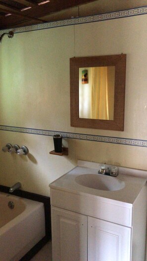 Appartement | Badkamer | Een douche, een regendouche, een haardroger, handdoeken