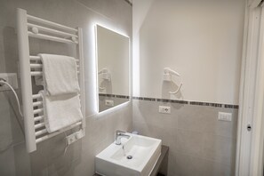 Dusche, Haartrockner, Bidet, Handtücher