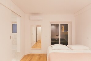 3 bedrooms, iron/ironing board, internet, bed sheets