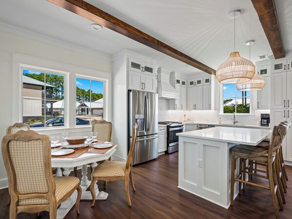 ثلاجة، ميكروويف، فرن، موقد طهي مسطح