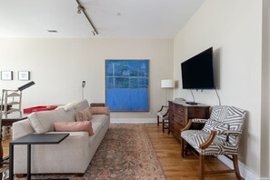 TV - Amazing Townhouse! Located in desirable 12th South Area & close to all you need! (Nashville)