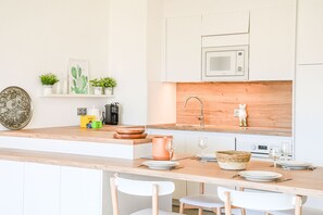 Fridge, microwave, oven, stovetop - Bail mobilité - Appart 2 ch parking et terrasse (Marseille)