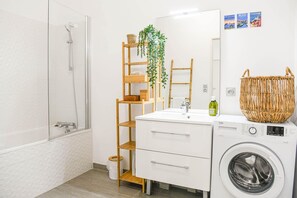 Badewanne, Haartrockner, Handtücher