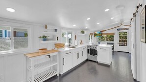 Private kitchen - Remodeled 2BR -Prime Location -Private Views Patio (Avalon)