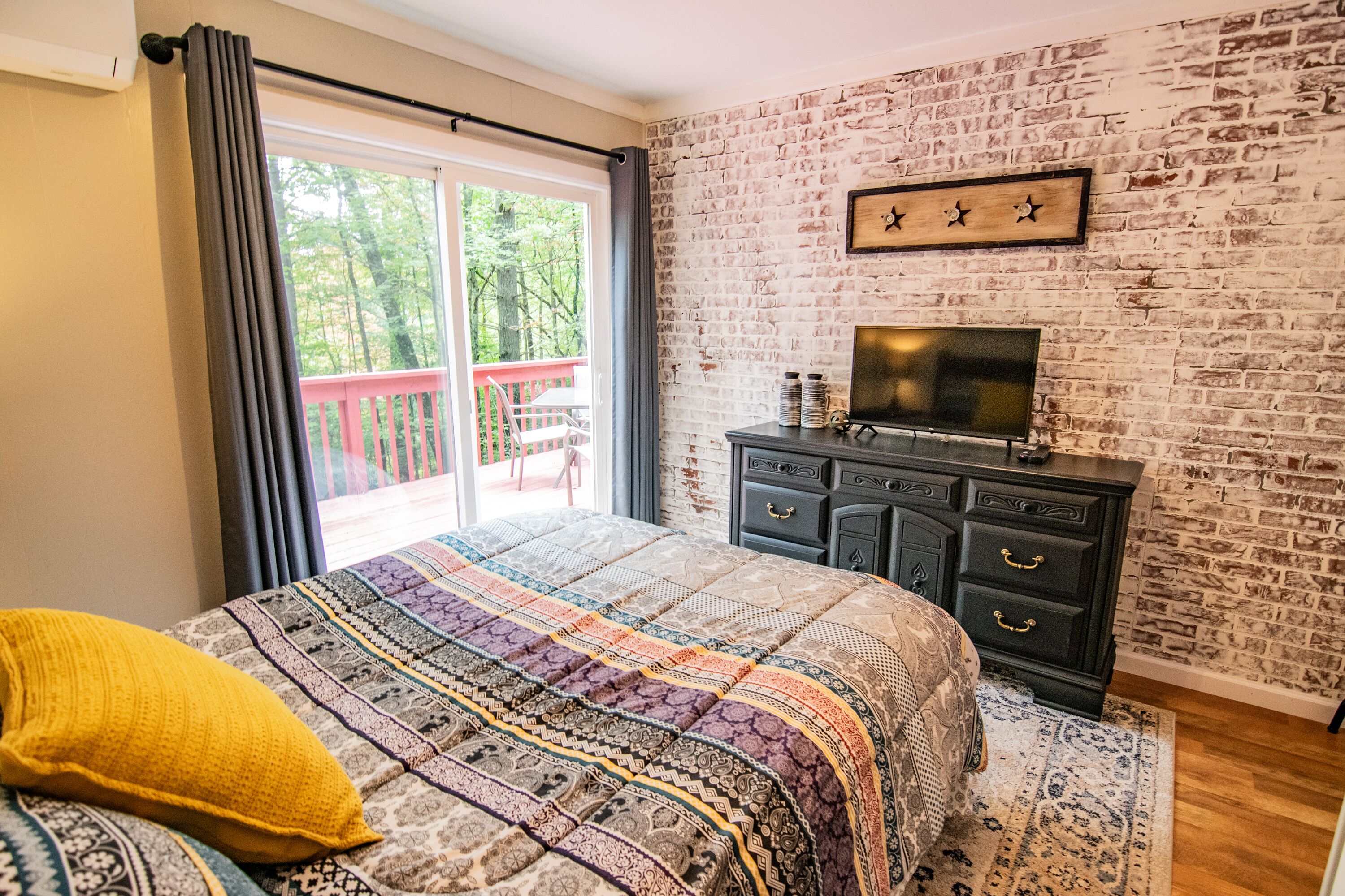 2 makuuhuonetta, työpöytä, silitysrauta/-lauta, vauvan matkasänky