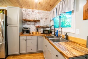 Jääkaappi, mikroaaltouuni, uuni, liesi