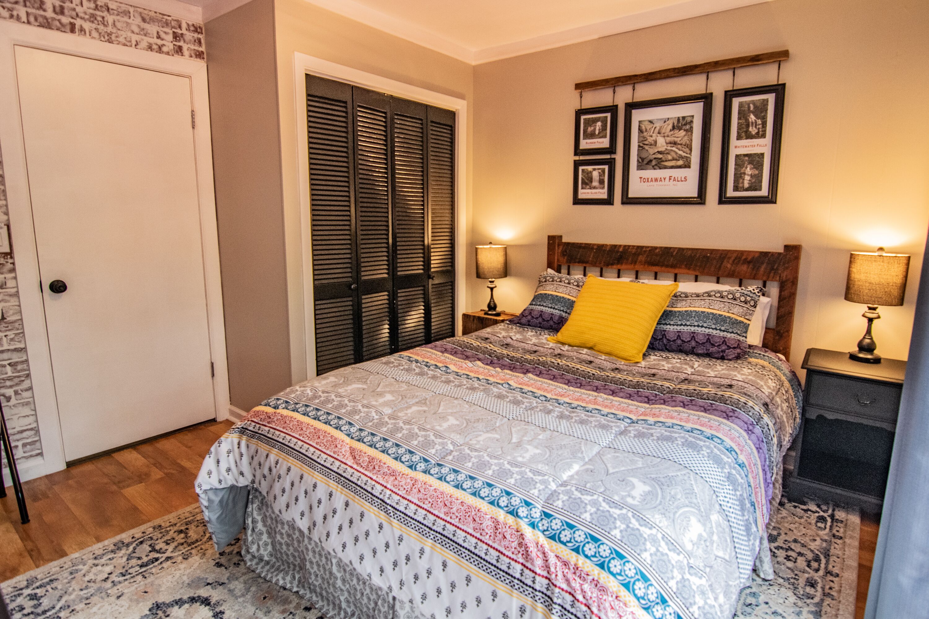 2 quartos, escrivaninha, ferros/tábuas de passar roupa, berço de viagem