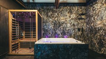 Baignoire à jets, sèche-cheveux, serviettes fournies, papier toilette