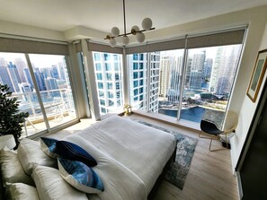 2 عدّة غرف نوم وخزنة داخل الغرفة ومكتب ومكواة/لوح كي