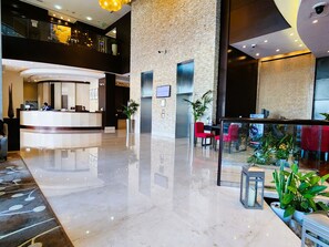 Lobby - Luxury Lake View Suite in Mövenpick Skyscraper (Dubai)