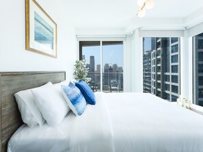 2 bedrooms, in-room safe, desk, iron/ironing board - Luxury Lake View Suite in Mövenpick Skyscraper (Dubai)