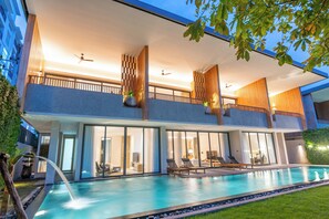 Family Villa, 6 Bedrooms | Free minibar, in-room safe, desk, blackout drapes