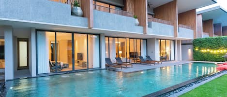 Family Villa, 6 Bedrooms | Bar mini percuma, peti besi dalam bilik, meja