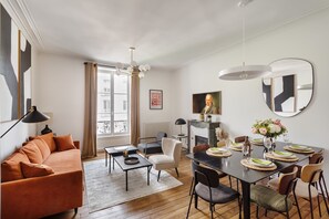 TV, fireplace - Le Goya - Appartement 4 chambres centre ville de Rennes (Rennes)