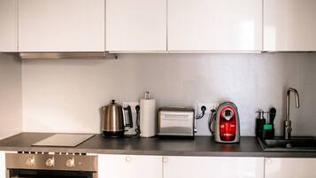 Køleskab, kogeplade, kaffe-/temaskine, køkkentøj/tallerkener/redskaber