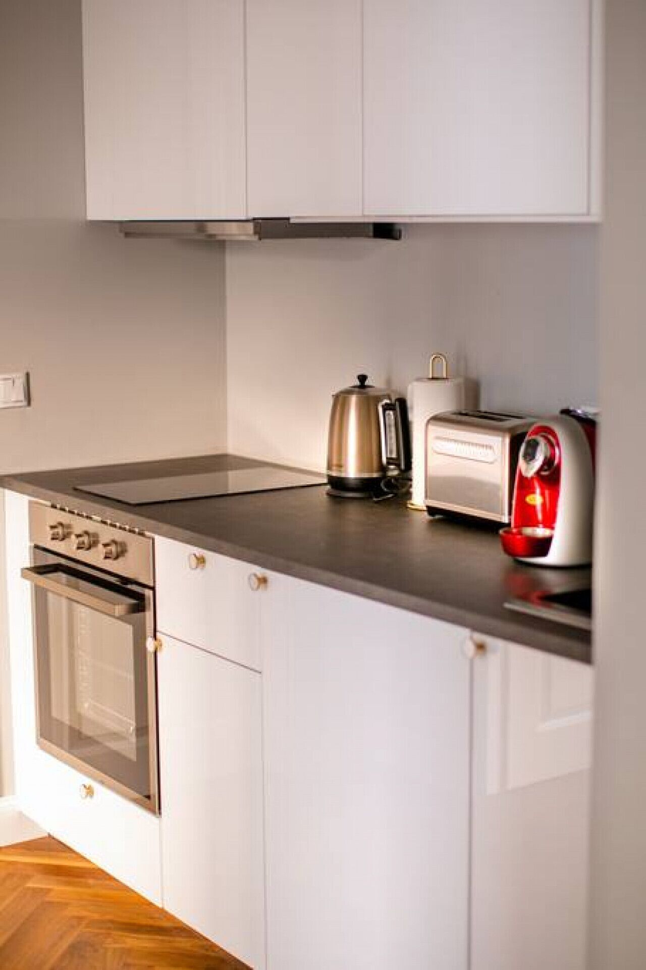 Refrigerador, parrilla de estufa y cafetera y tetera 