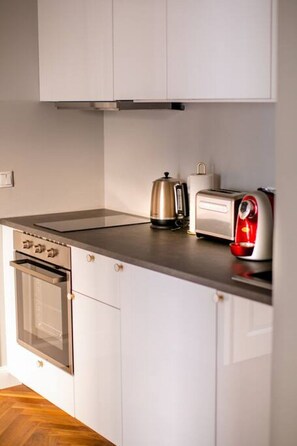 Fridge, stovetop, coffee/tea maker, cookware/dishes/utensils - Arbio I Design Apart near Deutsche Oper Berlin (Berlin)