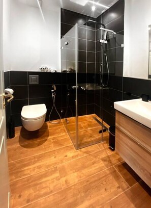 Articles de toilette gratuits, sĂšche-cheveux, serviettes fournies