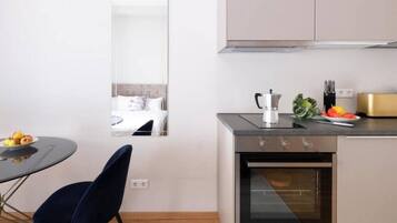 Kühlschrank, Ofen, Herdplatte, Kochgeschirr/Geschirr/Besteck