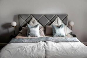 A bed with a headboard, pillows, and a bedside lamp. - Arbio I Renovated Studio in Charlottenburg (Berlin)