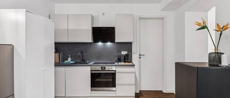 Kühlschrank, Ofen, Herdplatte, Wasserkocher mit Kaffee-/Teezubehör