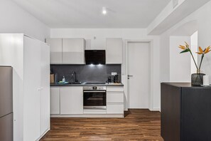 Fridge, oven, stovetop, coffee/tea maker - Arbio I Stylish Apart Schöneberg S-Bahn (Berlin)