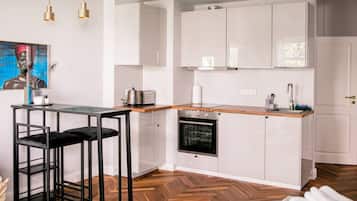 Geladeira, fogão, cooktop, talheres/pratos/utensílios de cozinha