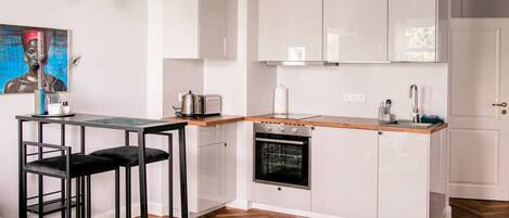 Fridge, oven, stovetop, cookware/dishes/utensils