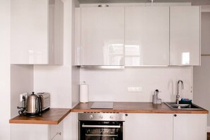 Fridge, oven, stovetop, cookware/dishes/utensils