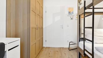 1 slaapkamer, een bureau, een strijkplank/strijkijzer, wifi