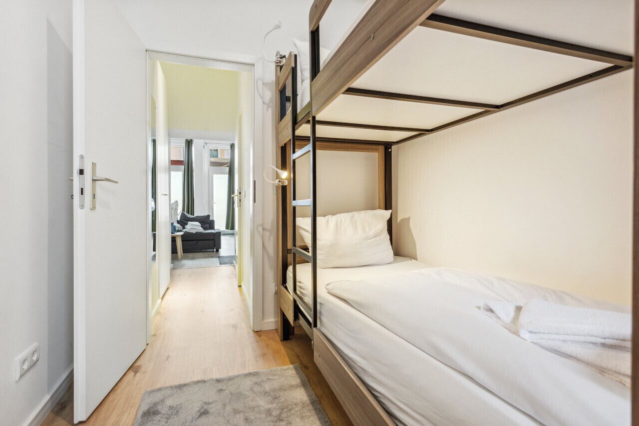 1 slaapkamer, een bureau, een strijkplank/strijkijzer, wifi