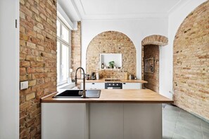 Fridge, microwave, oven, stovetop - Arbio I Rustic Loft in Reuterkiez (Berlin)