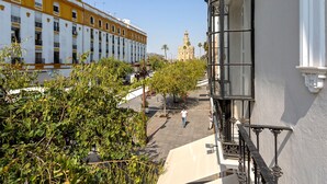 Un immeuble doté d’un balcon et offrant une vue sur une tour en arrière-plan.