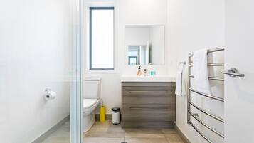 Hårføner og håndklær