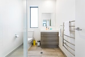 Séchoir à cheveux, serviettes fournies