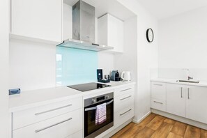 Fridge, microwave, oven, stovetop - The Perfect Pad on the Shore seconds to Stadium (Auckland North Shore)