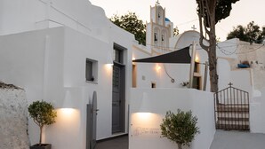 Un bâtiment blanc avec une porte et une enseigne sur laquelle on peut lire : « Maison Saint-Georges ».