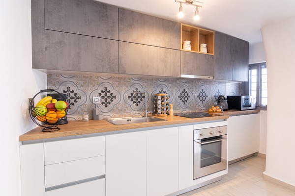Casa | Cocina privada | Refrigerador, horno, plancha de cocina y isla de cocina