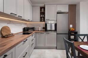Refrigerador, horno, placa de cocina, lavavajillas
