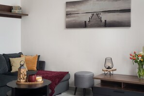 Una Smart TV, una mesa de tenis de mesa