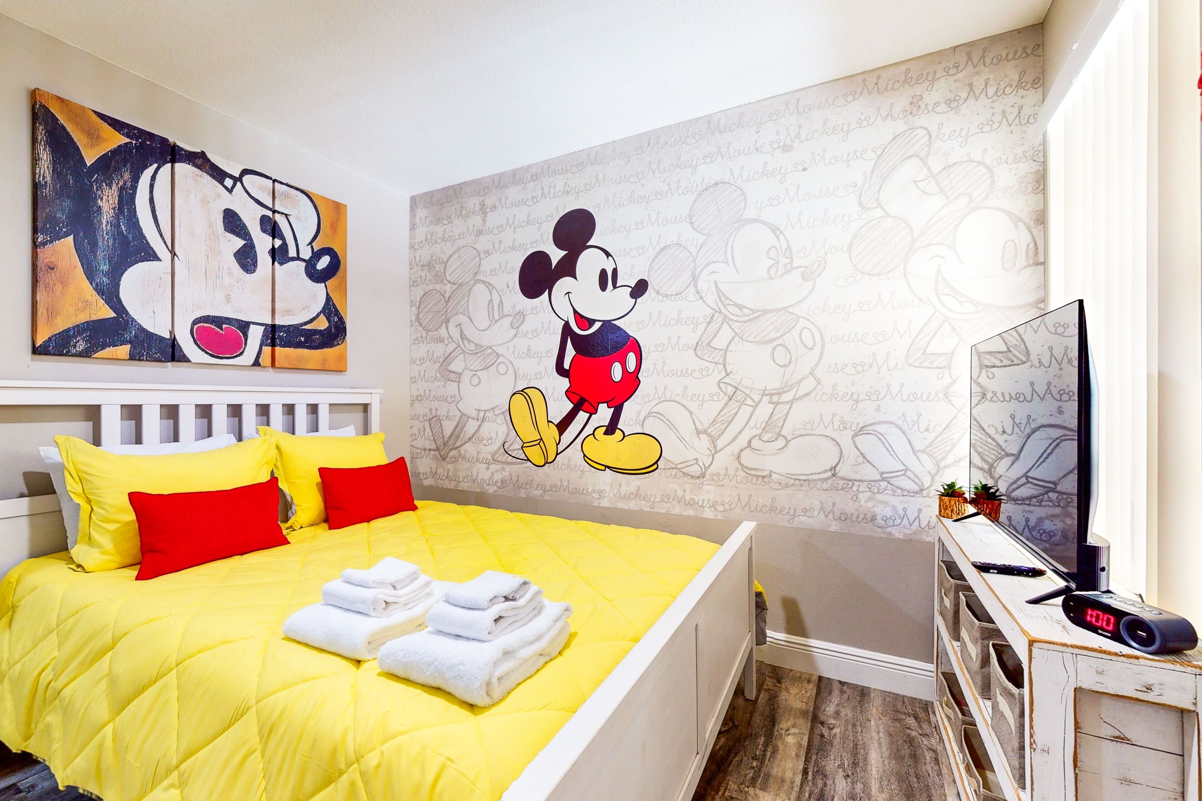 Modern condo with pool, hot tub, playground, tennis, themed bedrooms, & W/D