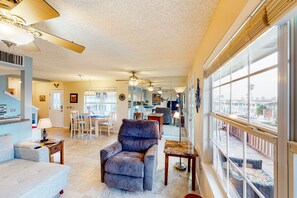 TV, mesa de pingue-pongue, serviços de streaming