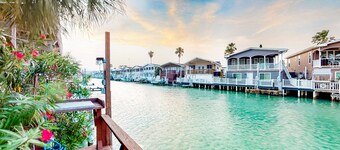 SOUTH PADRE ISLAND BEACHES - 7 minutes away by car, Uber or cab-Fishing off dock