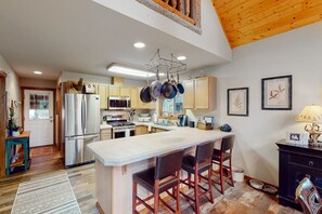 Frigorifero, microonde, forno, piano cottura