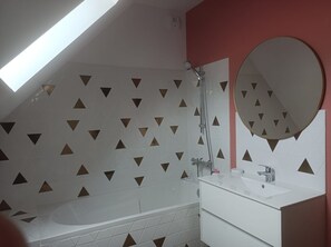 Shower, bidet, towels