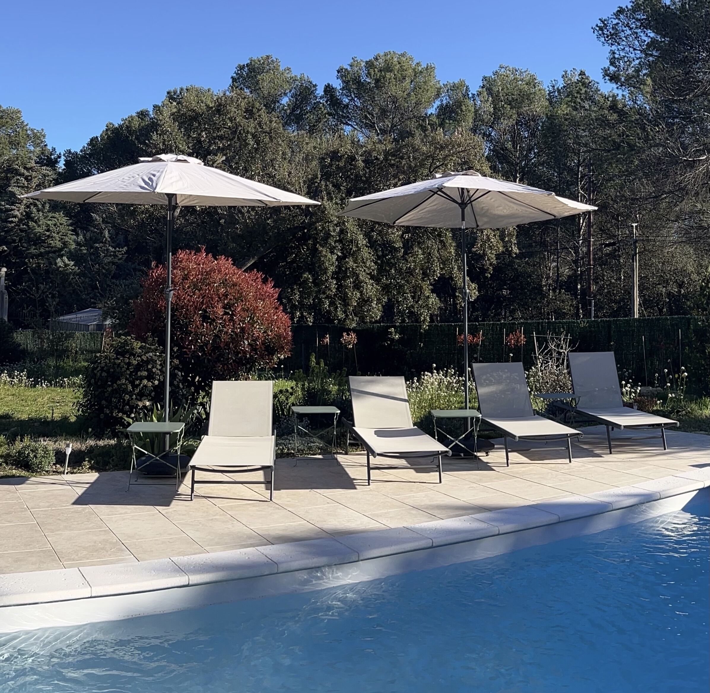 Utendørsbasseng og et oppvarmet basseng