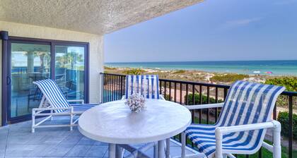 Indian Rocks Beachfront Condo-steps to sand & restaurants/shopping, 2 pkg spots