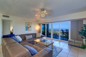 Smart TV, fireplace, books - Indian Rocks Beachfront Condo-steps to sand & restaurants/shopping, 2 pkg spots  (Indian Rocks Beach)