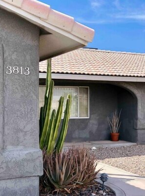Exterior detail - Your perfect Summer Getaway with a POOL ! (Lake Havasu City)
