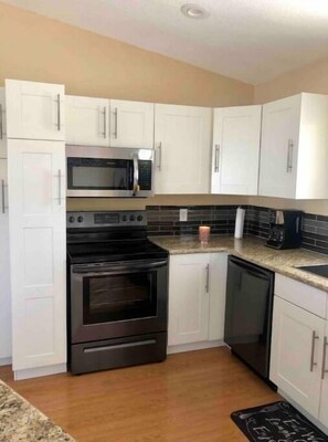 Fridge, microwave, oven, stovetop - Your perfect Summer Getaway with a POOL ! (Lake Havasu City)